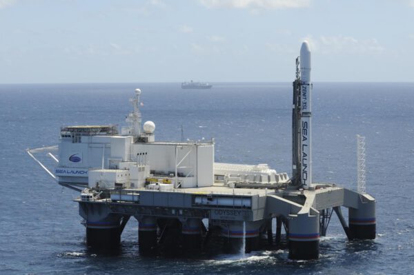 Sea Launch se skládá z vypouštěcí plošiny Odyssey (v popředí) a  velitelské lodi Commander (vzadu).