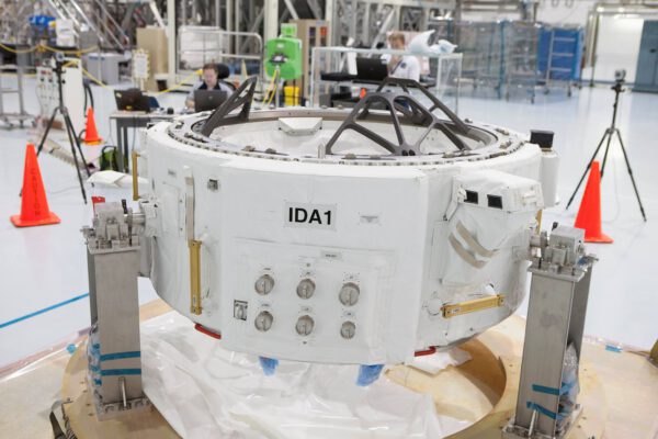Adaptér IDA-1 pro připojování soukromých pilotovaných lodí.