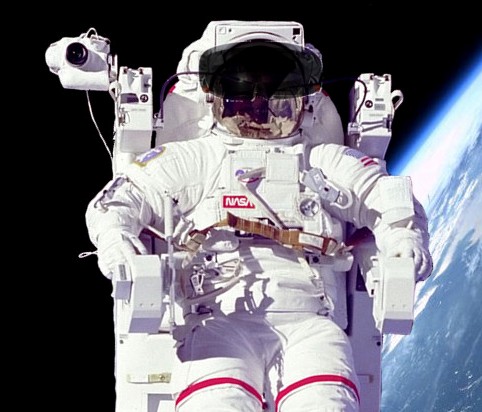 Astronaut s brýlemi HoloLens zdroj: NASA + Microsoft