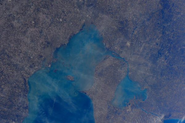Erijské jezero, jedno z velkých severoamerických jezer mezi Spojenými státy a Kanadou. Na americké straně je "město motorů" Detroit.
