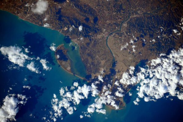 Zdravím Španělsko! Delta řeky Ebro z vesmíru - důležitá oblast mokřad u Středozemního moře.