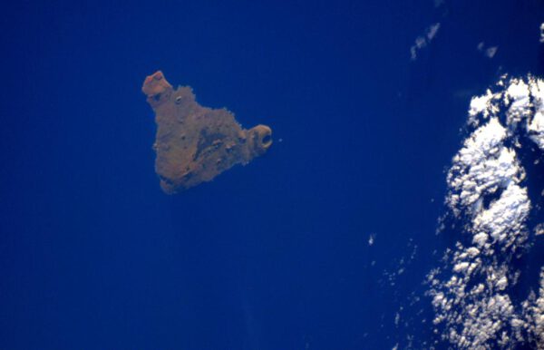 Známý Rapa Nui, nebo také Velikonoční ostrov je osamocen v Tichém oceánu. Je to velice unikátní místo a je světovým kulturním dědictvím UNESCO.