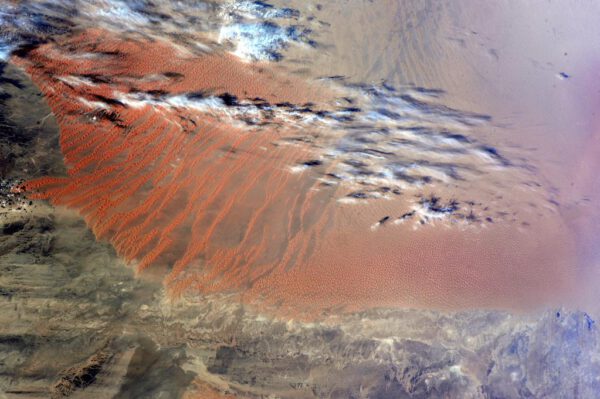 Charakteristické červené vzorce některých oblastí Sahary. Vždycky je to fascinující pohled.