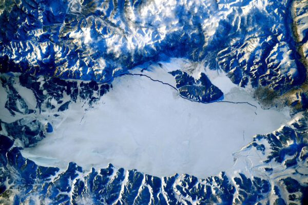 Vypadá to jako velká prasklina v ledu, ale já si myslím, že je to hranice jezera Chövsgöl v Mongolsku. Co si myslíte vy?