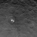 Nejznámější útvar na Ceres - bílé skrvny, jejichž původ stále není jednoznačně vysvětlený. Focena z výšky 4400 km.
