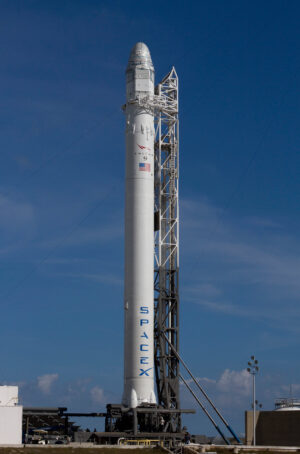 Raketa Falcon 9 na startovní rampě