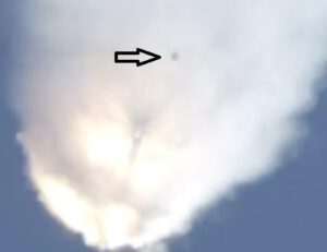 Raketa Falcon exploduje, ale loď Dragon ve zdraví odlétává pryč (viz šipka)
