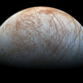 Jupiterův měsíc Europa - červené pruhy jsou tu jasně vidět.
