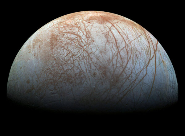 Jupiterův měsíc Europa - červené pruhy jsou tu jasně vidět.