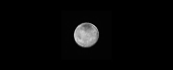 Měsíc Charon vyfocený kamerou LORRI