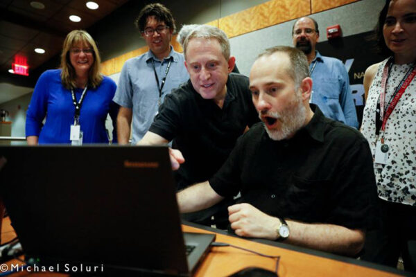 Obrázek za tisíc slov - Členové vědeckého týmu New Horizons po získání výše zobrazeného snímku