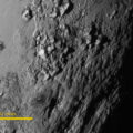 Snímek Pluta z kamery LORRI pořízený zhruba 90 minut před maximálním přiblížením. Hory jsou zřejmě tvořeny ledem.