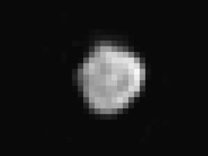 Snímek měsíce Nix z kamery LORRI - vzdálenost 590 000 kilometrů