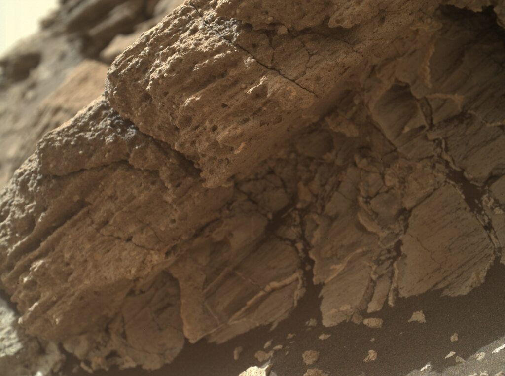 Sol 1031 Dva různé typy hornin. NASA/JPL/MSSS