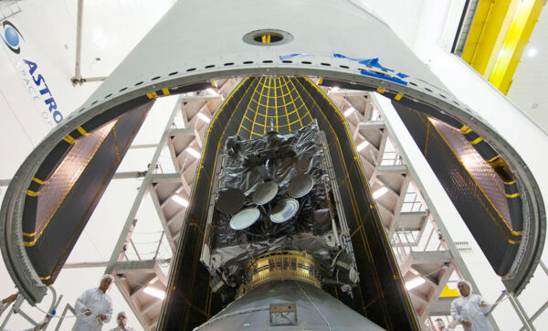 Ukládání družice WGS-7 pod aerodynamický kryt