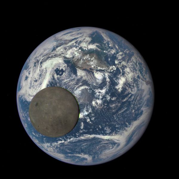 Měsíc před Zemí vyfocený sondou DSCOVR