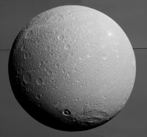 Dione při posledním obletu sondou Cassini