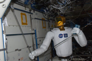 Robonaut 2 při svém prvním měření proudění vzduchu na ISS.