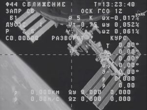 Snímek z palubní kamery Progressu zachycuje pohled na Mezinárodní vesmírnou stanici.