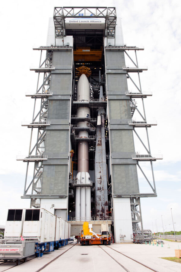 Kompletní raketa Atlas V 551 po připojení aerodynamického krytu.