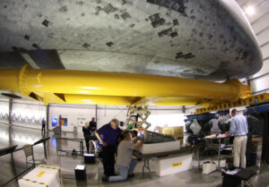 Vyjmutá nádrž na vodu z raketoplánu Endeavour. Foto: Gene Blevins / LA Daily News