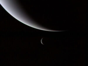 Neptun a jeho měsíc Triton - vyfoceno sondou Voyager 2