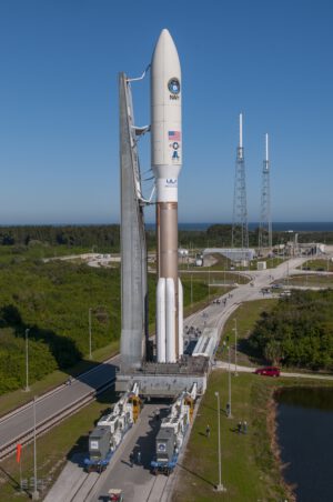 Atlas 5 pro misi MUOS-4 přejíždí k rampě