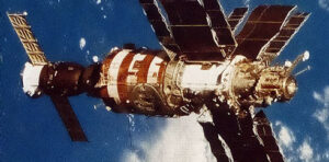 Sojuz T-14 připojený ke stanici Saljut-7. Zdroj: daviddarling.info