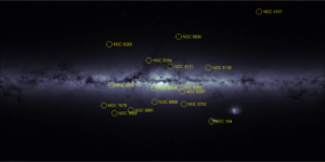Impozantní silueta našeho domova: Galaktického disku a jeho drobných satelitů Magellanových oblaků. S každou obrátkou obrazových detektorů podél osy sondy se mnohanásobně načítají jejich snímané oblasti. Výsledná data pak umožňují zobrazení detailního rozložení hvězd. Čím světlejší je zobrazená oblast, tím více hvězd obsahuje. Jejich největší koncentrace se nachází ve střední výduti Galaxie. V této oblasti však neznamenají tmavá místa "málo hvězd", nýbrž oblasti hustých prachoplynových oblaků, která pohlcují světlo hvězd za nimi. Naopak například v infračerveném oboru vykazují velkou aktivitu - mnohá z nich tvoří zárodečná mračna pro mladé hvězdy. Galaktický disk má horizontálně rozměry přibližně 100 000 světelných let, vertikálně něco kolem tisíce.