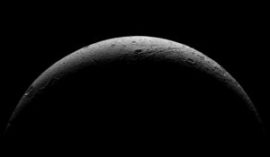 Velmi povedený snímek přechodu světla a stínu na povrchu Dione. Díky tomu jsou velmi dobře vidět povrchové útvary