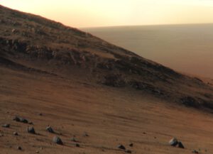 Sol 4104 svyhy Marathon Valley jsou poměrně příkré. NASA/JPL/Cornell