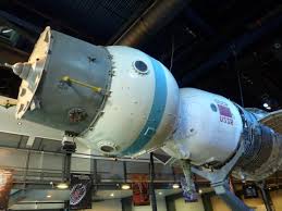 Loď Sojuz 7K-OK. Je možno povšimnout si velmi rozměrného dokovacího zřízení. To již fungovalo podobně jako dneska používaný ruský dokovací mechanismus, ale nedisponovalo průlezem. Zdroj: http://airminded.org