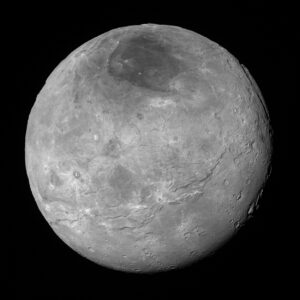 Snímek měsíce Charon pořízený 10 hodin přet průletem ze vzdálenosti 470 000 km je lepší verzí snímku uveřejněného 15. července s menším rozlišením a použitím ztrátové komprese formátu JPEG. Charon (s průměrem 1 200 km) rovněž překvapuje svojí komplexitou geologických struktur na povrchu. Temná skvrna v oblastech severnmího pólu zatím také čeká na odhalení jejího původu a formování, stejně jako tektonické vrypy kolem pásu rovníku, které připomínají marsovskou oblast Valles Marineris. Tento snímek rozhodně nevypovídá o geologicky mrtvém tělese formovaném pouze vnějšími impakty. Vědci napjatě očekávají data měření atmosféry Charonu pomocí spektrometru Alice. Ty by měly dorazit na Zemi v průběhu příštích týdnů. Rozlišení tohoto snímku je několik kilometrů na pixel. V budoucnu se však můžeme těšit na ještě podrobnější a komplexnější mapu Charonu v rozlišení méně než kilometr na jeden pixel.