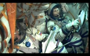 Z tohoto snímku ze startovního videa můžete posoudit, jak je to v Sojuzu stísněné!