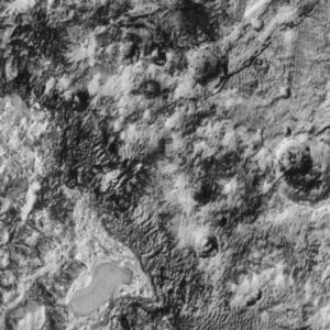 Pluto vyfocené kamerou LORRI ze vzdálenosti 26 559 km. Rozlišení je 131 m/pixel.
