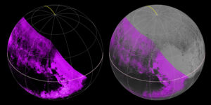 Data ze spektrometru Ralph/LEISA ukazují koncentraci metanu na povrchu Pluta. Čím je fialová barvy jasnější, tím je koncentrace vyšší. Naopak v černých oblastech je metanu minimum. Na pravém obrázku vidíme stejnou mapu koncentrace metanu, jen promítnutou na snímek Pluta z kamery LORRI.