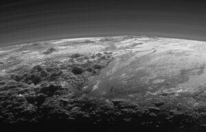 Výřez z celkového pohledu na Pluto. Snímek vznikl ve vzdálenosti 18 000 km a pokrývá oblast širokou 380 km.