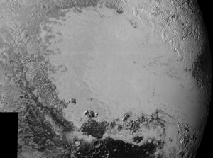 Mozaika vytvořená ze snímků s vysokým rozlišením. Fotky dorazily na zemi mezi 5. a 7. zářím. Snímku dominuje ledová pláň neoficiálně nazvaná Sputnik Planum, ale vidíme tu i široké spektrum terénů, které tuto pláň obklopují. Nejmenší viditelné objekty mají velikost zhruba 800 metrů, přičemž mozaika pokrývá oblast širokou zhruba 1600 km. Snímky pořídila sonda New Horizons ze vzdálenosti 80 000 kilometrů.
