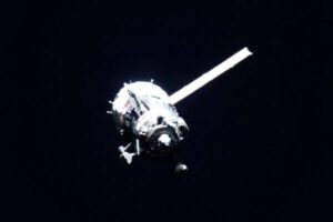 Sojuz TMA-17M přibližující se k Mezinárodní vesmírné stanici. Lze si povšimnout nevyklopeného solárního panelu. Není to poprvé, co se solární panel nevyklopil, ale po přezkoumání se přišlo na to, že při změně tlaku během stoupání atmosférou se vůči sobě posunou některé díly závěsného mechanismu až o 1,5 mm. To může někdy zapříčinit nevyklopení solárního panelu. Zdroj: spacefligtnow.com