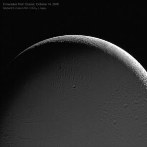Měsíc Enceladus - snímek pořídila sonda Cassini během průletu 14. října 2015