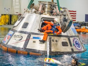 Testy výstupu posádky z lodi Orion