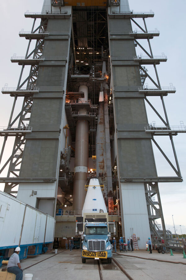 Raketa Atlas V už čeká na svou špičku s nákladem