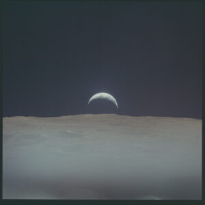 Apollo 12 východ Země nad Měsícem neupravený sken. NASA/JSC