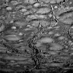 Okolí severního pólu měsíce Enceladus - snímek pořídila sonda Cassini během průletu 14. října 2015