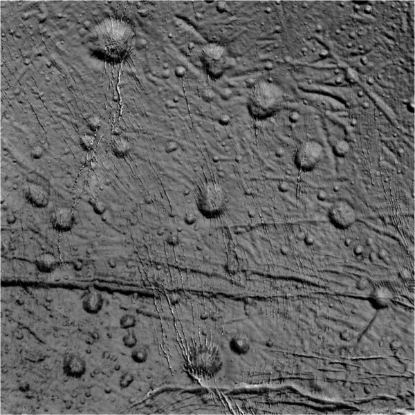 Okolí severního pólu měsíce Enceladus - snímek pořídila sonda Cassini během průletu 14. října 2015
