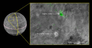 Složený snímek založený na datech z přístroje Ralph/LEISA pořízený na vzdálensot 81 000 kilometrů od Charonu. Data dorazila na Zemi mezi 1. a 4. říjnem a následně byla data ze spektrometru zkombinována se snímky kamery LORRI. Oblasti ukazující na přítomnost čpavku jsou vyznačeny zeleně. Žlutý obdélník pokrývá oblast o šířce 280 kilometrů.