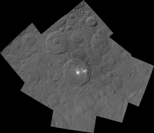 Mozaika kráteru Occator a jeho okolí složená z fotek ze sondy Dawn z výšky 1470 kilometrů. Kráter Occator má průměr 90 kilometrů a je 4 kilometry hluboký. Bílé skvrny se na většině fotek zdají přeexponované, ale zde se jedná o složeninu dvou typů snímků. Jeden používá krátkou expozici pro zachycení detailů skvrn, druhý má normální expozici pro snímání okolního terénu.