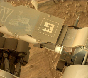 Sol 493 - Kamera MastCam vyfotila, jak se rover postupně pokrývá vrstvičkou velejemného prachu
