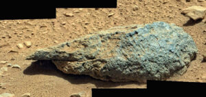 Sol 503 - SLožený snímek tří fotek z kamery MastCam ukazuje zajímavý kámen