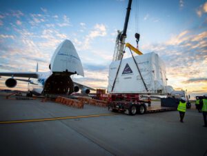 Neletový model servisního modulu pro Orion dorazil do USA na palubě obřího dopravního letounu Antonov-124
